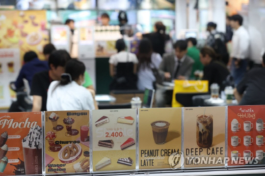 지난 8월 10일 오후 서울 강남구 코엑스에서 열린 '제70회 프랜차이즈 창업박람회 2023'에서 예비 창업자들을 대상으로 상담이 진행되고 있다. 연합뉴스